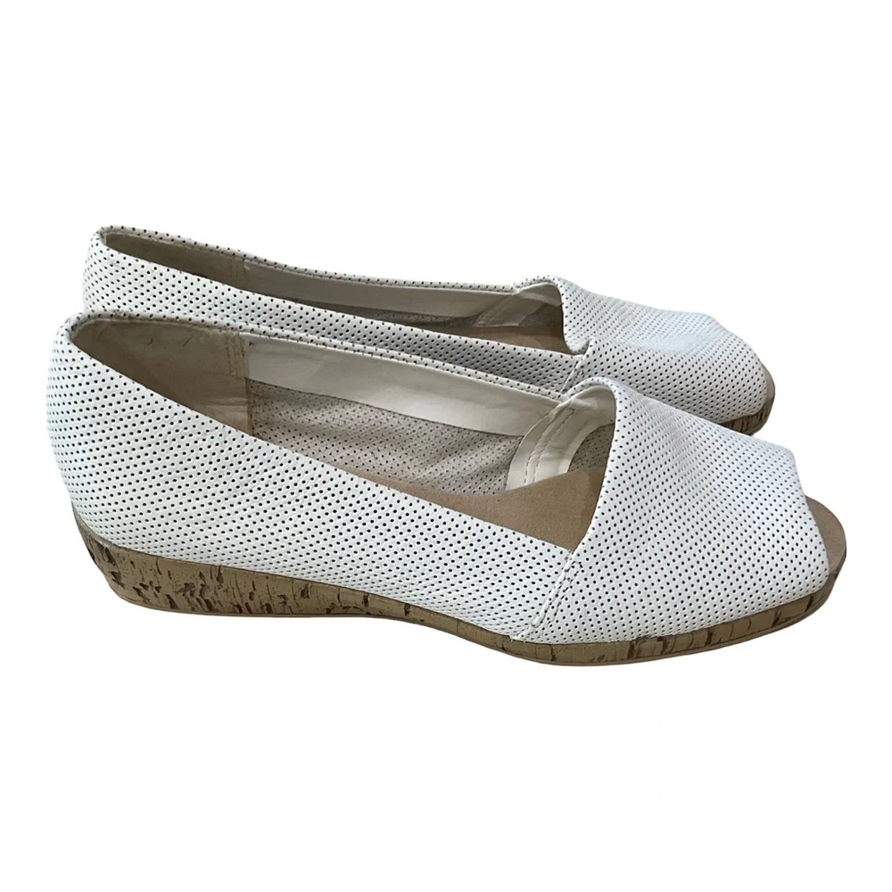 Aerosoles White Leather Perforated Peep Toe Wedge Flats 8W Wide Comfort Shoes